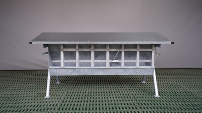 Lämmer Futterautomat mit Füßen
