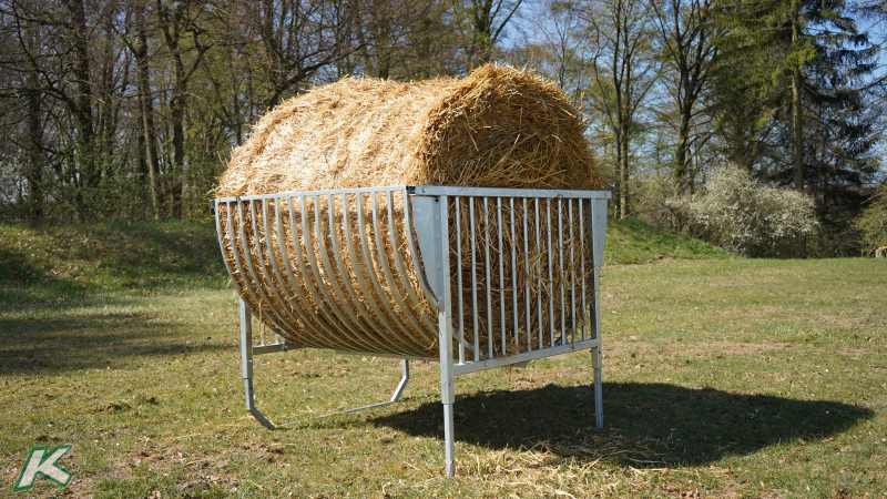 Round-bale-rack for horned animals